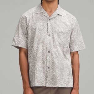 Lululemon Men's Short Sleeve Button-Up Collar Shirt in Light Gray Leopard Print